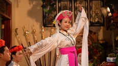 Việt Hoàn động viên vợ ra mắt MV 'Chiều phủ Tây Hồ' phiên bản hầu đồng