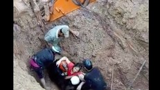 Nghẹt thở đào đất cứu hai vợ chồng bị vùi chôn sâu 2m