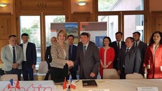 Lễ ký kết biên bản ghi nhớ về hợp tác giữa hai Công viên địa chất toàn cầu Non Nước Cao Bằng và Haute-Provence, tại thành phố Digne-les-Bains, thủ phủ tỉnh Alpes-de-Haute-Provence (miền Nam nước Pháp).