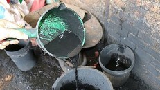 Nước pha bột pin được cho là dùng làm "chất tạo màu" cho cà phê