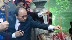 Thủ tướng Nguyễn Xuân Phúc dâng hương tại Đền Hùng trong mưa