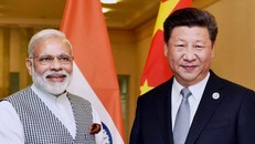 Chủ tịch Trung Quốc Tập Cận Bình (phải) trong một cuộc gặp với Thủ tướng Ấn Độ Narendra Modi. Ảnh: The Indian Express
