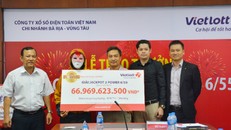 Nữ khách hàng che kín toàn thân nhận 67 tỷ đồng trúng số