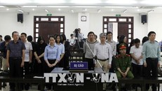 Các bị cáo nghe đại diện Viện Kiểm sát đọc bản cáo trạng luận tội tại phiên tòa. Ảnh: Văn Điệp/TTXVN