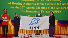 Quang cảnh lễ chuyển giao cờ và bàn giao chức Chủ tịch APPF cho Quốc hội Campuchia. Ảnh: Nhóm phóng viên CQTT TTXVN tại Phnom Penh