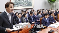 Chánh Văn phòng Phủ Tổng thống Hàn Quốc Im Jong-seok (trái) phát biểu tại thủ đô Seoul ngày 21/2. Ảnh: Yonhap/TTXVN