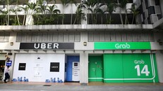 Uber nói sẽ ngừng những thương vụ bán mình như với Grab
