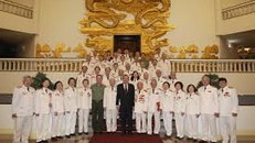 Phó Thủ tướng thường trực gặp mặt Đoàn đại biểu Ban Liên lạc cán bộ Công an chi viện chiến trường miền Nam. Ảnh: VGP/Lê Sơn