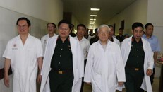 Tổng Bí thư Nguyễn Phú Trọng đến thăm đồng chí Đỗ Mười và đồng chí Lê Đức Anh. Ảnh: Trí Dũng/TTXVN