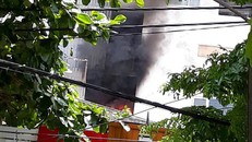 Ngọn lửa bốc lên từ tầng 4 khu chung cư cao cấp Fhome