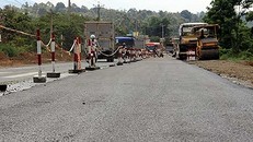 Quá trình thi công dự án cải tạo quốc lộ 20. Ảnh: PN