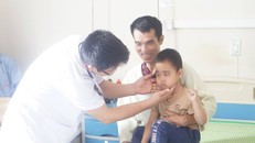 Bé trai 5 tuổi mọc ria mép, béo phì vì tuỳ tiện dùng thuốc chữa ho