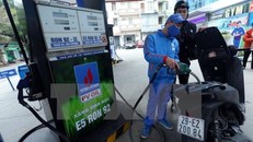 Bộ Công Thương đang cân nhắc các phương án bán xăng. Ảnh: Huy Hùng-TTXVN.