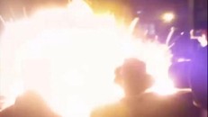 Lửa bùng lên trùm lấy đám đông. Ảnh: The Sun