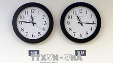 Đồng hồ tại Văn phòng Phủ Tổng thống Hàn Quốc chỉ giờ Seoul (trái) và đồng hồ chỉ giờ ở Bình Nhưỡng (phải) tại Nhà Hòa bình của làng đình chiến Panmunjom ngày 30/4. Ảnh: EPA/TTXVN