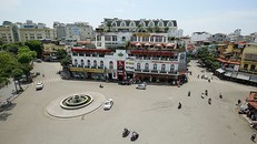 Người dân Hà Nội vật vã trong cái nóng nung người đầu hè