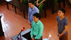 3 bị cáo nghe tòa đọc quyết định hoãn phiên tòa sơ thẩm. Ảnh: Sơn Tùng