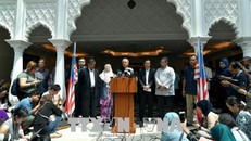 Tân Thủ tướng Malaysia Mahathir Mohamad (giữa) phát biểu tại cuộc họp báo ở Kuala Lumpur ngày 11/5. Ảnh: THX/TTXVN