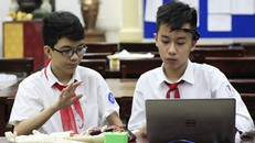 Học sinh lớp 8 chế cánh tay robot điều khiển bằng suy nghĩ