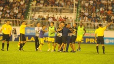 Dấu ấn HAGL vs Hà Nội: Sao U23 tỏa sáng, sân Pleiku suýt 'vỡ' vì trọng tài