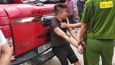 Đối tượng Hưng bị công an bắt giữ.