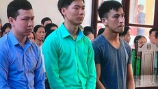 Bác sỹ Lương (ở giữa) trong phiên tòa xét xử sơ thẩm ngày 7/7 đã được hoãn. (Ảnh: PV/Vietnam+)