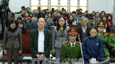 Các bị cáo trước vành móng ngựa tại phiên tòa ngày 6/12/2017. Ảnh: Nguyễn Cúc/TTXVN