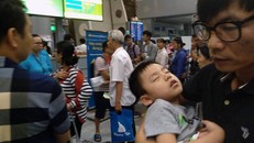 Máy bay Vietnam Airlines gặp sự cố, hàng trăm hành khách phải ngủ qua đêm tại sân bay Đà Nẵng