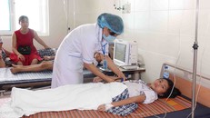 Hơn 40 học sinh ngộ độc nghi do uống trà sữa liên hoan cuối năm