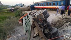 Lật 8 toa tàu trong đêm, ít nhất 2 người chết
