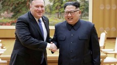 Ngoại trưởng Mỹ Mike Pompeo (trái) bắt tay Chủ tịch Triều Tiên Kim Jong-un (phải) trong một cuộc gặp mới đây tại Bình Nhưỡng. Ảnh: Nhà Trắng