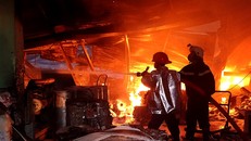 Hơn trăm cảnh sát dập lửa trong khu công nghiệp ở Sài Gòn