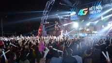 Đại nhạc hội Viettel kết nối triệu tâm hồn 2017 tại phố đi bộ Hà Nội đã thu hút hàng chục nghìn khán giả 