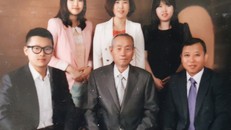 Lý Tường Hiệp (ngồi, chính giữa) và Lý Công (phải) trong bức ảnh gia đình. Ảnh: Nhân vật cung cấp.