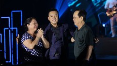 Tuấn Hưng lần đầu 'khoe' bố mẹ tại sân khấu FLC Sầm Sơn