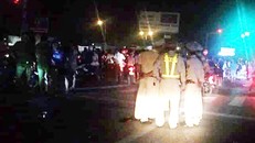 Lực lượng chức năng làm nhiệm vụ đảm bảo an minh trật tự trong vụ việc.