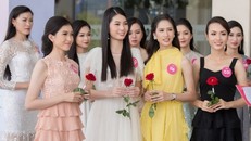 Các thí sinh nhận đề thi từ hoa hậu Mỹ Linh.