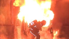 Chiếc xe bốc cháy dữ dội sau khi đâm trúng toà soạn báo. Ảnh: Twitter