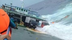 Phà chìm ngoài khơi đảo Sulawesi khi đang chở gần 140 hành khách và nhiều xe ôtô. Ảnh: AFP.