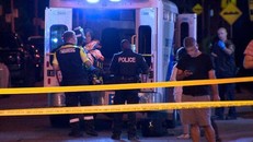 Cảnh sát phong tỏa hiện trường và đưa người bị thương đi cấp cứu. Ảnh: News.