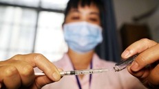 Y tá chuẩn bị một mũi vaccine tại bệnh viện ở Quảng Tây, Trung Quốc ngày 23/7. Ảnh: AFP.