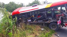 Ôtô khách sau tai nạn. Ảnh: Trung Nguyên.