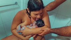 Catina liếm con ngay sau khi sinh. Ảnh: L.C