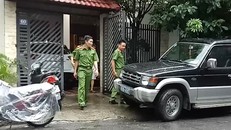 Xe cảnh sát trước nhà ông Thạch. Ảnh: Đ.N.