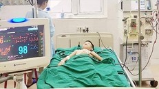 Bé T, đang được điều trị tại bệnh viện.