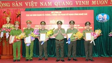 Thứ trưởng Bùi Văn Nam trao quyết định và chúc mừng Thiếu tướng Nguyễn Văn Chính. Ảnh CAND 