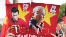 Cổ động viên rợp sắc đỏ đón tuyển Olympic Việt Nam