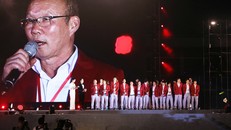 Đoàn tuyển thủ Olympic Việt Nam cùng thầy Park Hang Seo chia sẻ cảm xúc sau kỳ Asiad (Ảnh VnE)