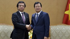 Phó Thủ tướng Trịnh Đình Dũng tiếp Bộ trưởng phụ trách Chính sách đại dương của Nhật Bản, Chánh Văn phòng Liên minh Nghị sĩ hữu nghị Việt - Nhật, ông Fukui Teru. Ảnh: VGP/Nhật Bắc
