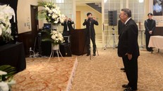 Chủ tịch Hạ viện Nhật Bản Tadamori Oshima vào viếng. (Ảnh: Thành Hữu/Vietnam+)